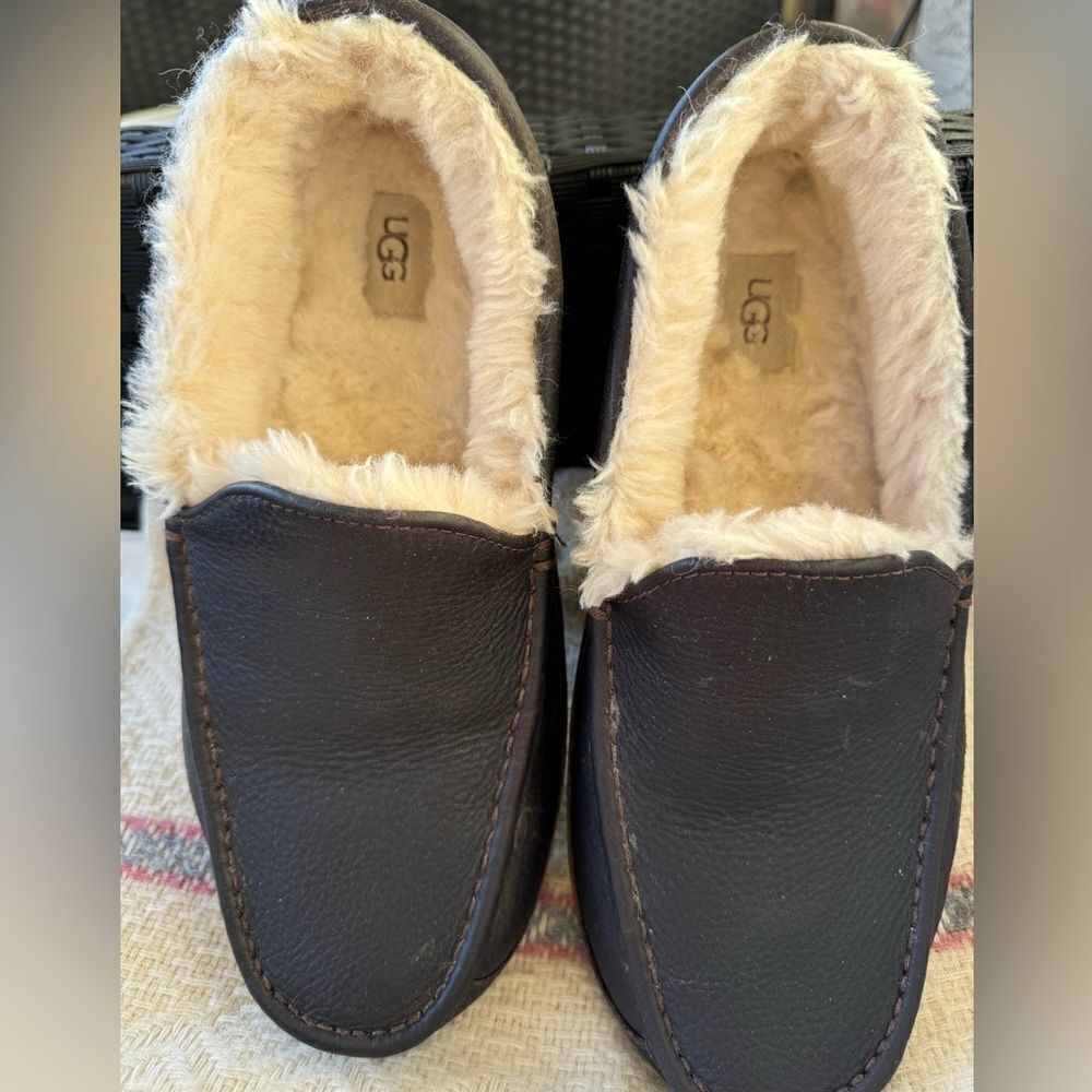 UGG
Men's Ascot Water-Resistant Leather Slippers
Sz 12